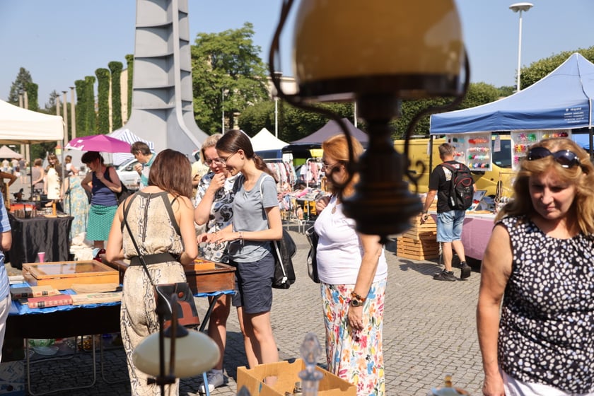 Prawdziwa kopalnia skarbów! Zobaczcie, czym kusi  kultowa giełda staroci pod Iglicą. 19 sierpnia 2023