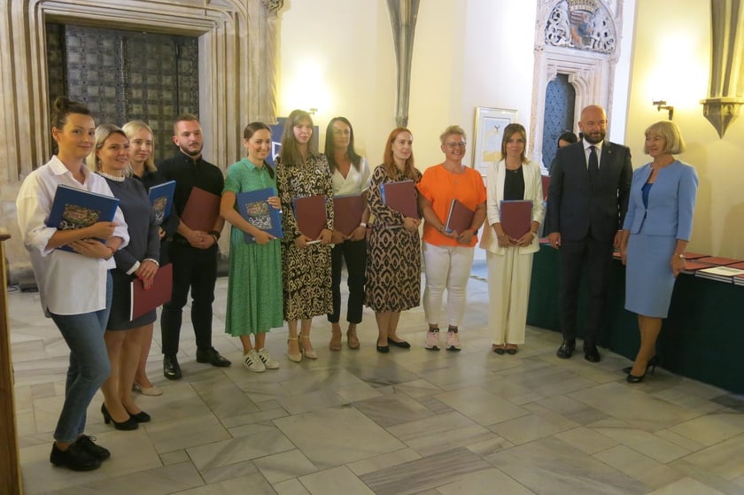 Ślubowanie i&nbsp;wręczenie akt&oacute;w nadania stopnia awansu zawodowego nauczyciela mianowanego z udziałem prezydenta Wrocławia Jacka Sutryka