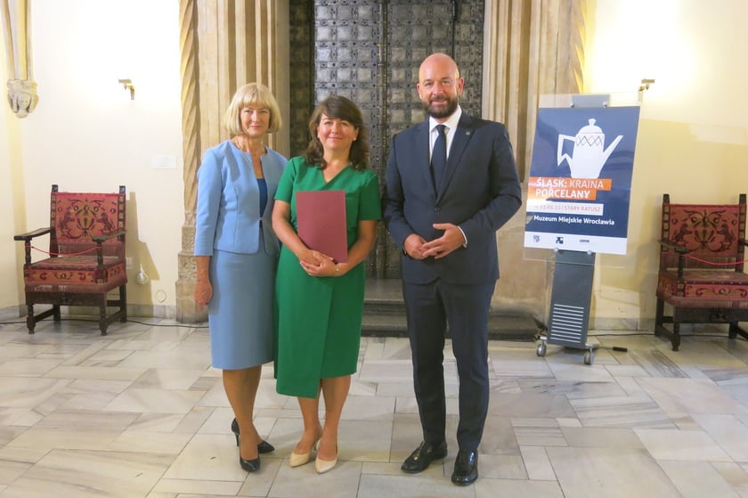 Nauczycielka Katarzyna Sroka (w środku) z prezydentem Jackiem Sutrykiem i dyrektor Ewą Szczęch