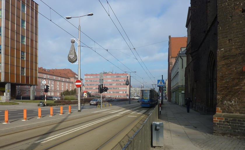 Biurowiec Navicentrum
pl. Nowy Targ 28
W 2019 r. do użytku został oddany biurowiec Nowy Targ. Gmach powstał w miejscu, gdzie przez lata stały wybudowane w czasach PRL-u biurowce: Navicentrum i Naviga. Navicentrum zaprojektował Waldemar Stanisław Hinc. Na zdjęciu ul. św Katarzyny we Wrocławiu (stan na rok 2011), w tle widać biurowiec Navicentrum.
fot. Julo /CC-By 3.0/ Wikimedia Commons
&nbsp;
&nbsp;
&nbsp;