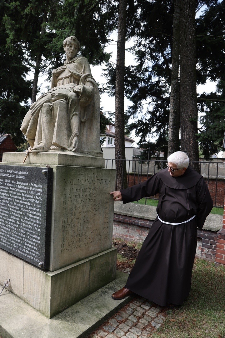 Cmentarz przy klasztorze franciszkanów na Karłowicach