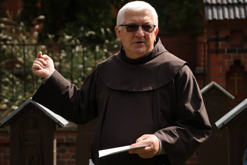 Cmentarz przy klasztorze franciszkanów na Karłowicach. Ojciec Jozafat Roman Gohly, przełożony klasztoru na Karłowicach