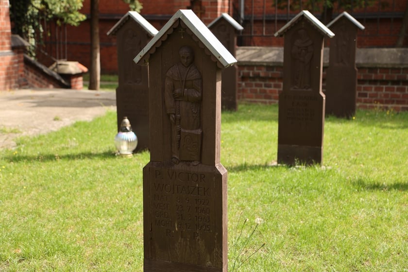 Cmentarz przy klasztorze franciszkanów na Karłowicach
