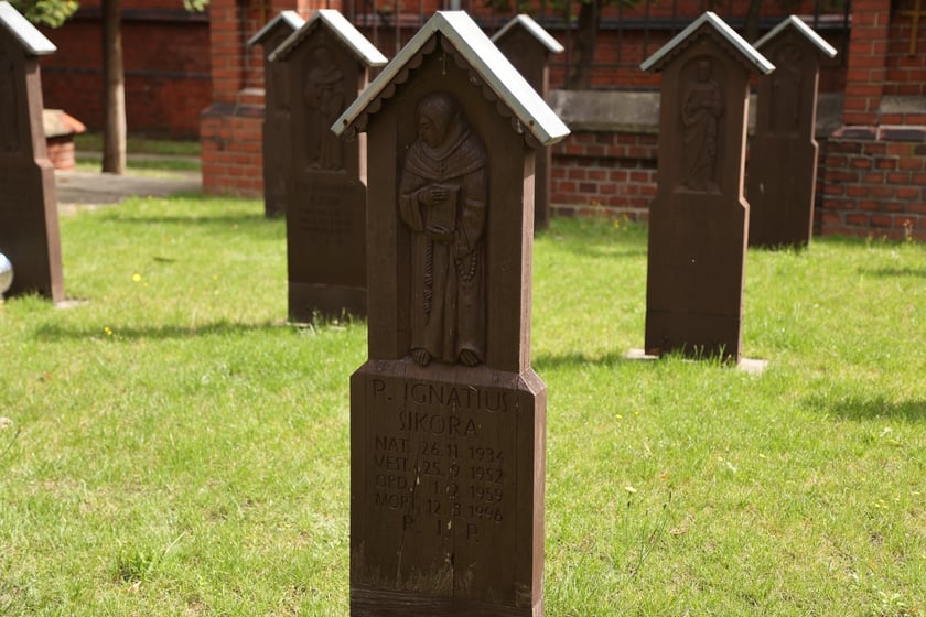 Cmentarz przy klasztorze franciszkanów na Karłowicach
