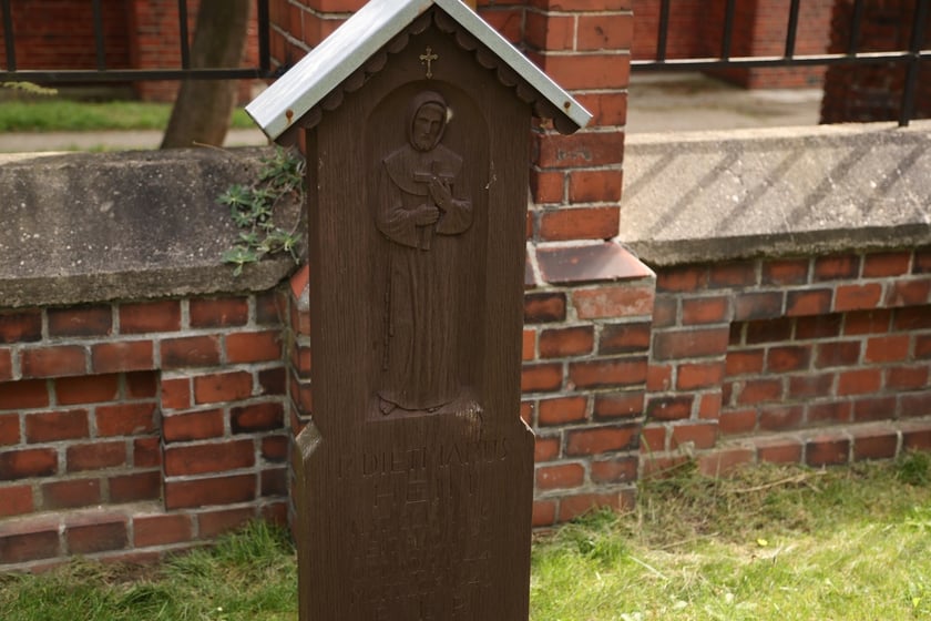 Cmentarz przy klasztorze franciszkanów na Karłowicach