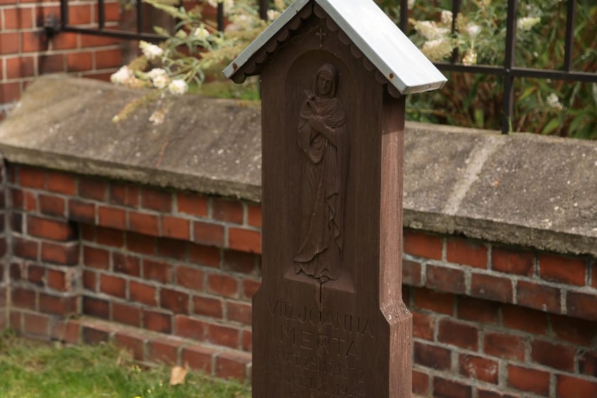Cmentarz przy klasztorze franciszkanów na Karłowicach