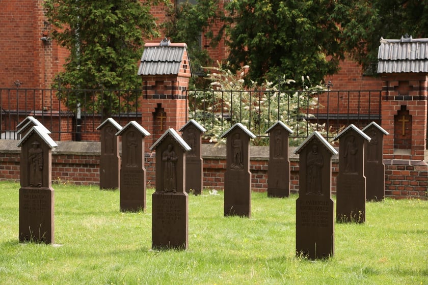Cmentarz przy klasztorze franciszkanów na Karłowicach