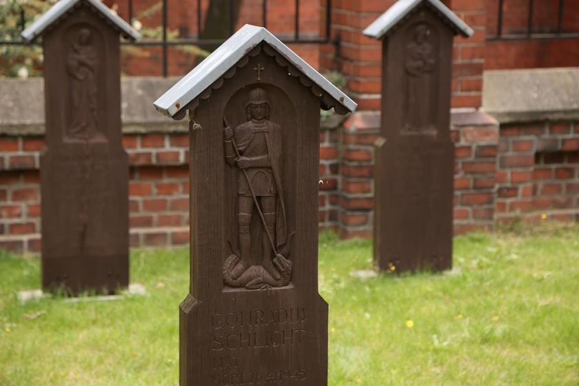 Cmentarz przy klasztorze franciszkanów na Karłowicach