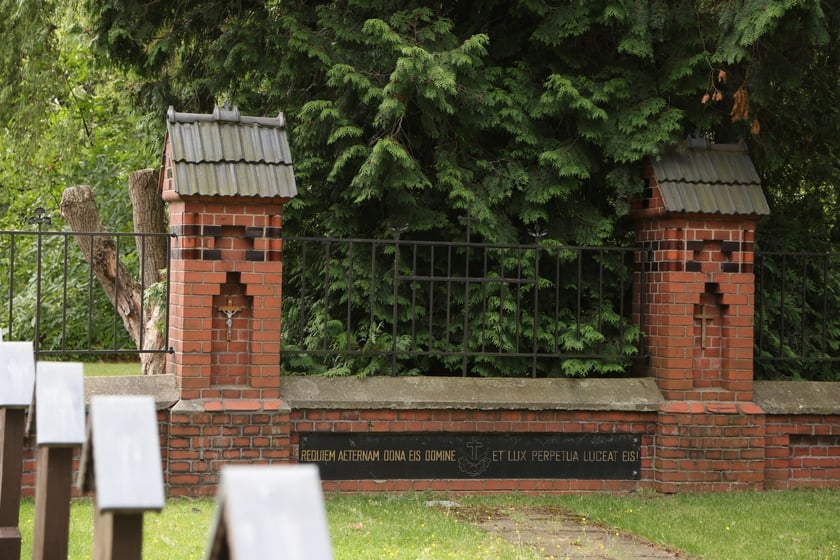 Cmentarz przy klasztorze franciszkanów na Karłowicach