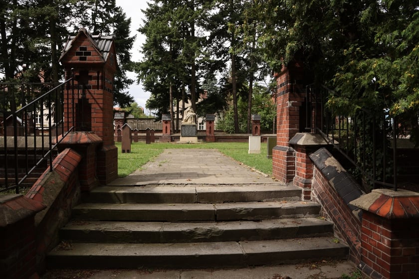 Cmentarz przy klasztorze franciszkanów na Karłowicach