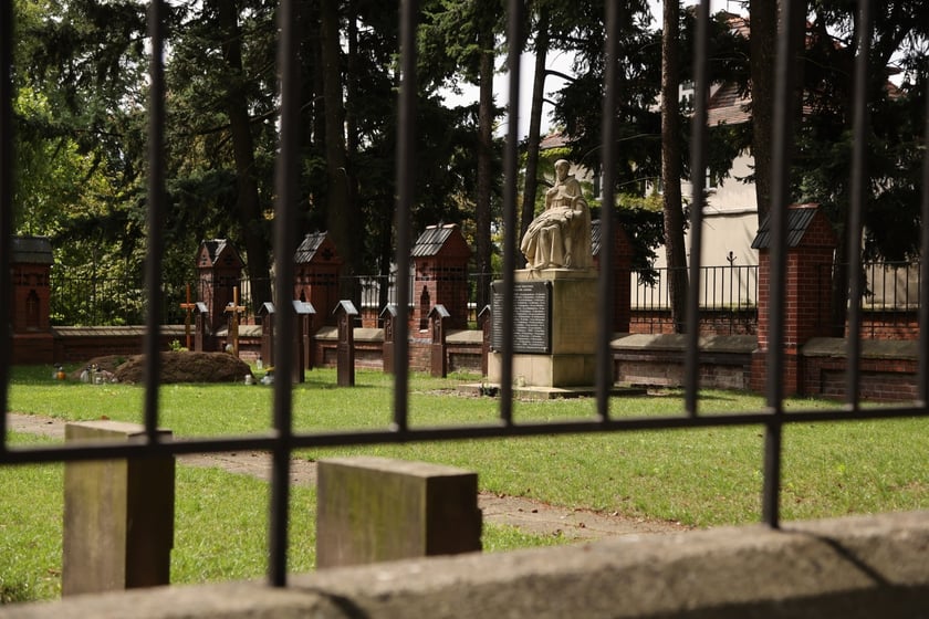 Cmentarz przy klasztorze franciszkanów na Karłowicach