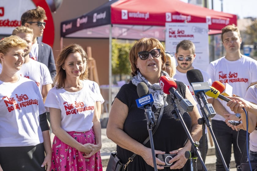 Otwarcie punktu informacyjnego dotyczącego wyborów przy ul. Świdnickiej. Bożena Bronowicka, dyrektor Wydziału Spraw Obywatelskich UM Wrocławia