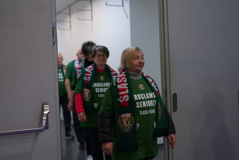 Seniorzy, nauczyciele i studenci na meczu Śląsk - Górnik