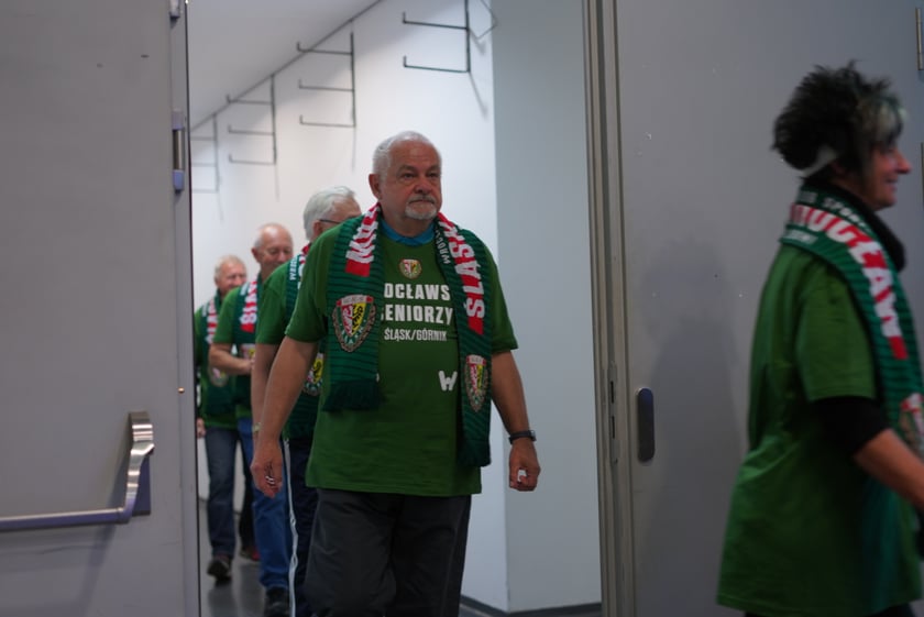 Seniorzy, nauczyciele i studenci na meczu Śląsk - Górnik
