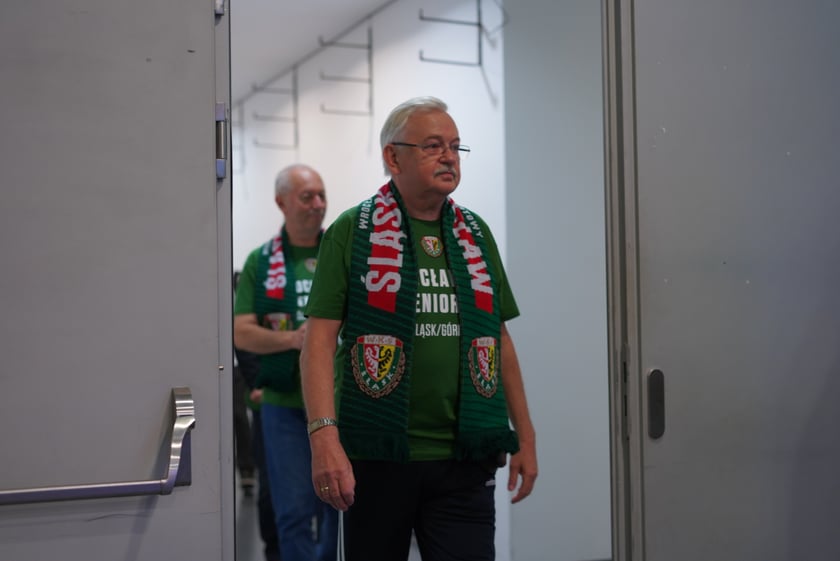 Seniorzy, nauczyciele i studenci na meczu Śląsk - Górnik