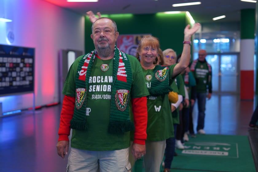 Seniorzy, nauczyciele i studenci na meczu Śląsk - Górnik