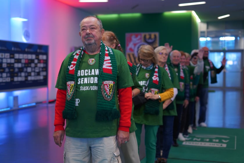 Seniorzy, nauczyciele i studenci na meczu Śląsk - Górnik