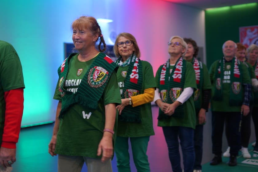 Seniorzy, nauczyciele i studenci na meczu Śląsk - Górnik