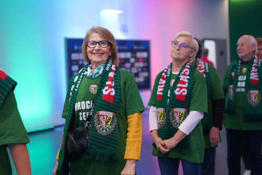 Seniorzy, nauczyciele i studenci na meczu Śląsk - Górnik