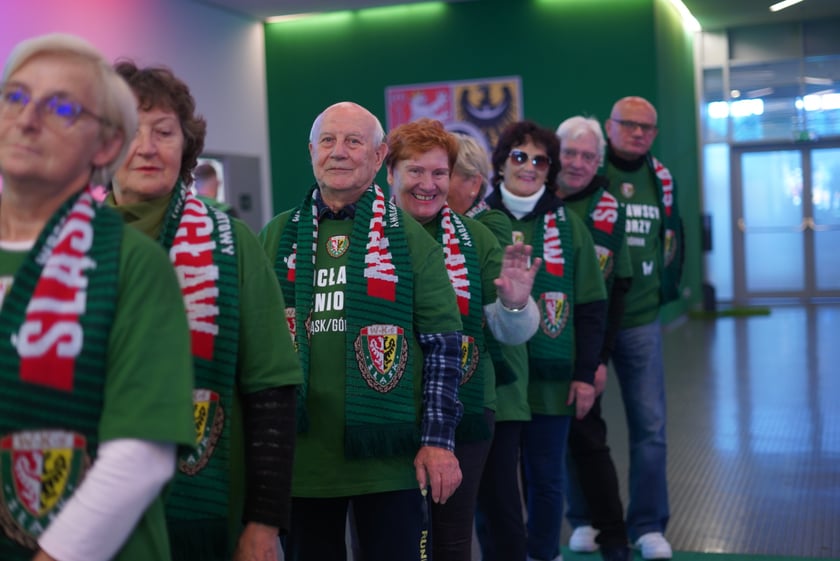 Seniorzy, nauczyciele i studenci na meczu Śląsk - Górnik