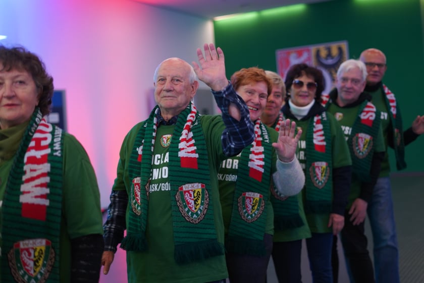 Seniorzy, nauczyciele i studenci na meczu Śląsk - Górnik