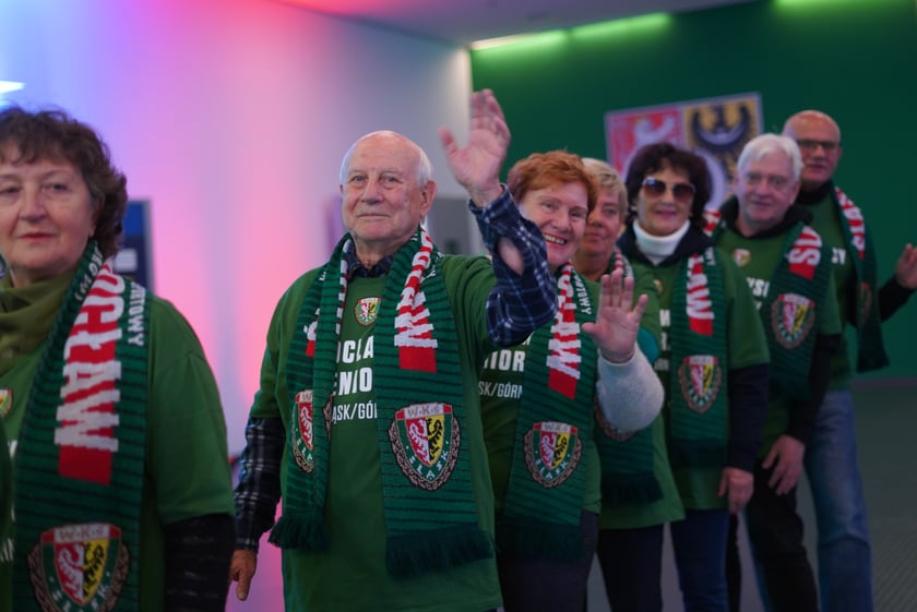 Seniorzy, nauczyciele i studenci na meczu Śląsk - Górnik