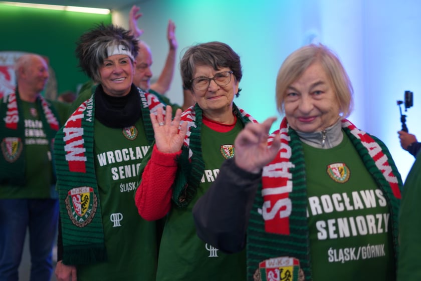 Seniorzy, nauczyciele i studenci na meczu Śląsk - Górnik