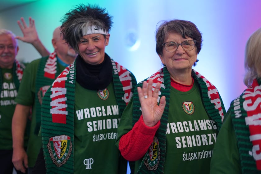 Seniorzy, nauczyciele i studenci na meczu Śląsk - Górnik