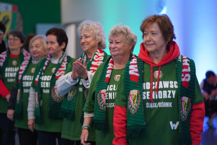 Seniorzy, nauczyciele i studenci na meczu Śląsk - Górnik