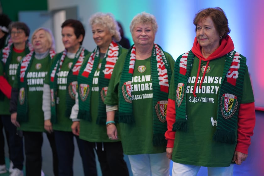 Seniorzy, nauczyciele i studenci na meczu Śląsk - Górnik