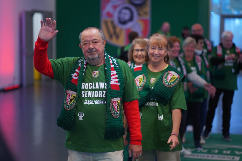 Seniorzy, nauczyciele i studenci na meczu Śląsk - Górnik