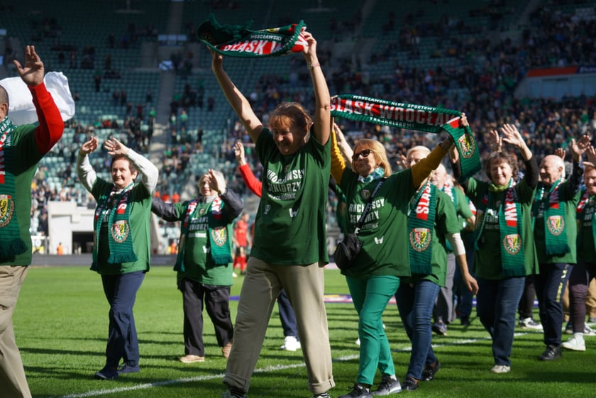 Seniorzy, nauczyciele i studenci na meczu Śląsk - Górnik