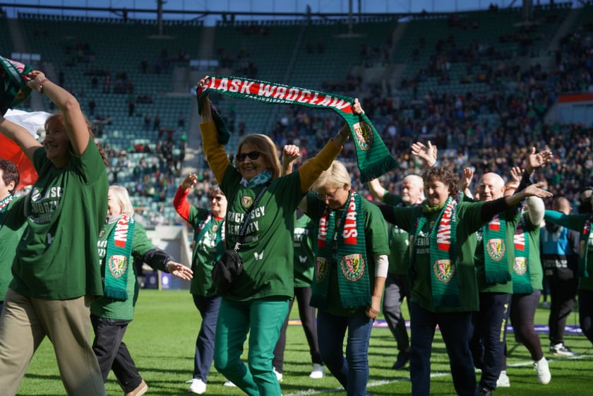 Seniorzy, nauczyciele i studenci na meczu Śląsk - Górnik