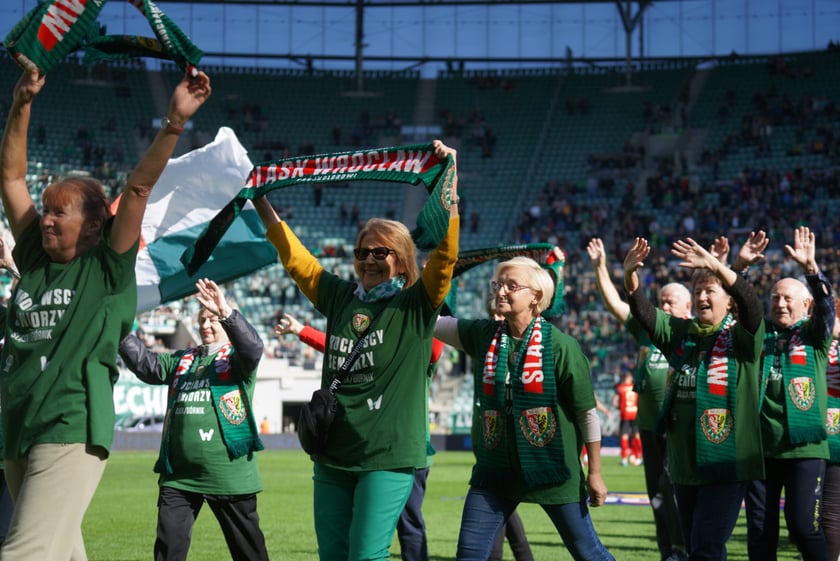 Seniorzy, nauczyciele i studenci na meczu Śląsk - Górnik