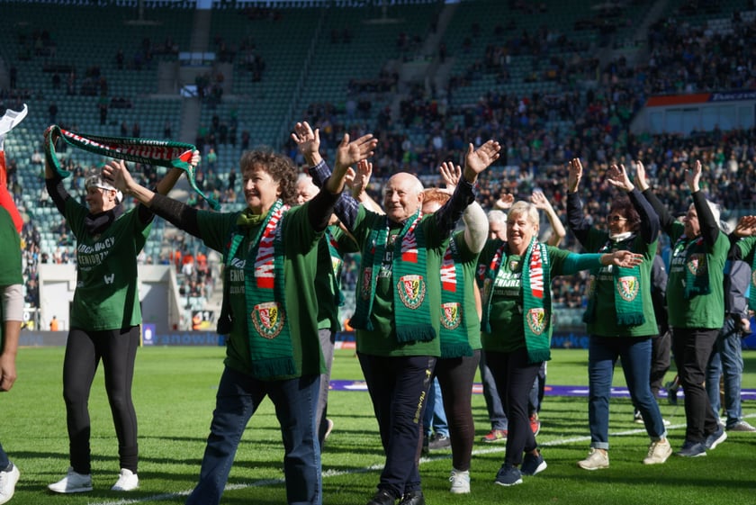 Seniorzy, nauczyciele i studenci na meczu Śląsk - Górnik