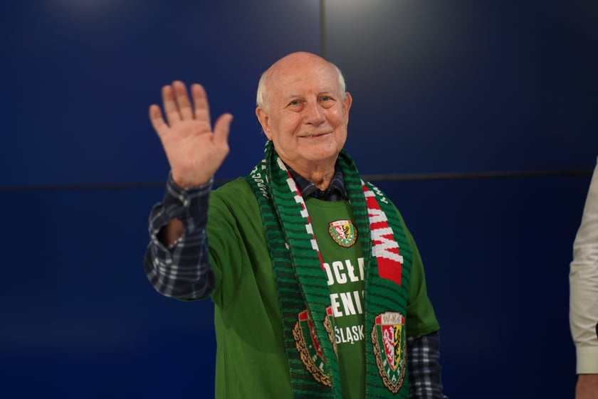 Seniorzy, nauczyciele i studenci na meczu Śląsk - Górnik