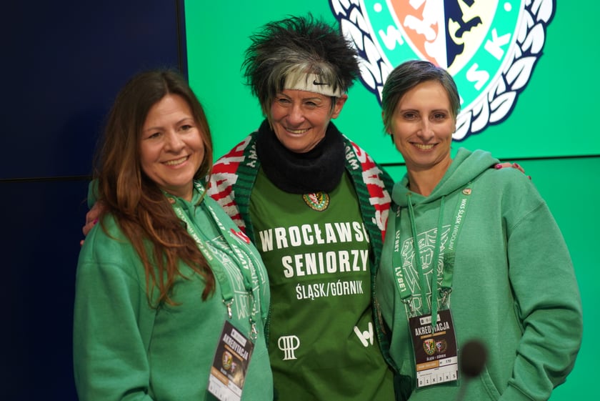 Seniorzy, nauczyciele i studenci na meczu Śląsk - Górnik