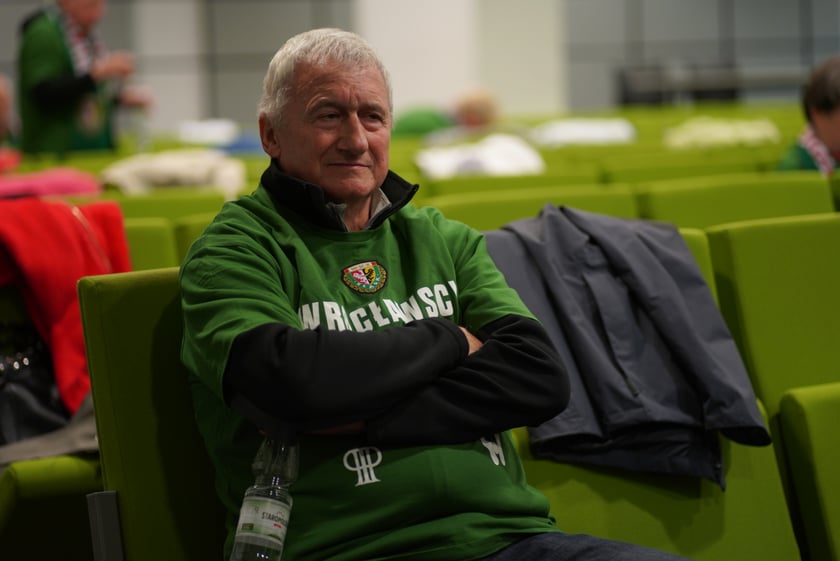 Seniorzy, nauczyciele i studenci na meczu Śląsk - Górnik