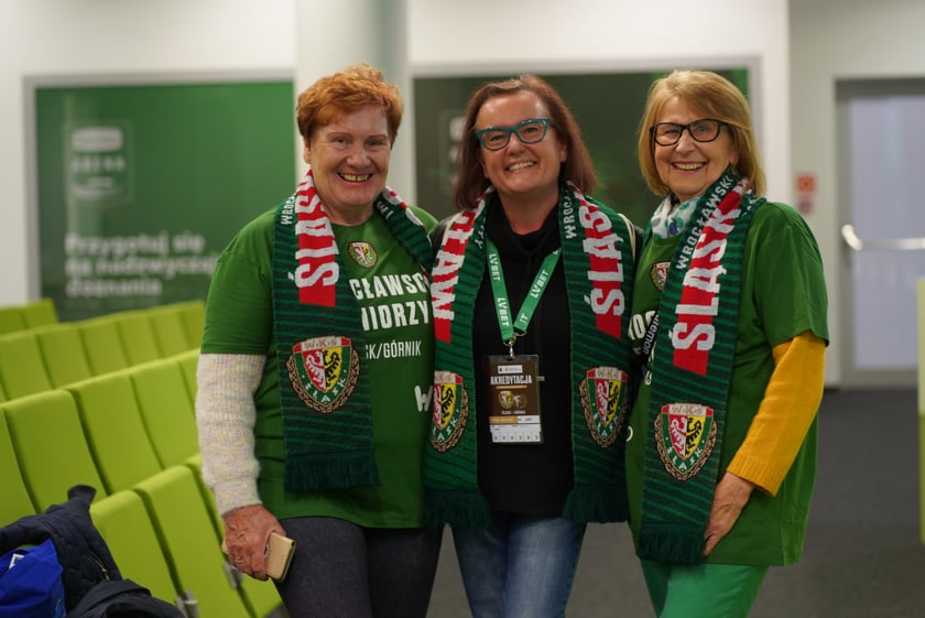 Seniorzy, nauczyciele i studenci na meczu Śląsk - Górnik