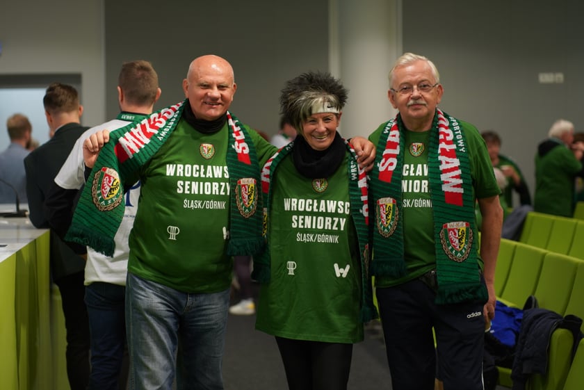 Seniorzy, nauczyciele i studenci na meczu Śląsk - Górnik