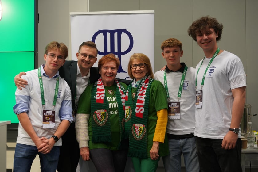 Seniorzy, nauczyciele i studenci na meczu Śląsk - Górnik