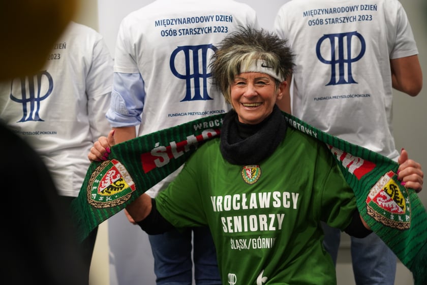Seniorzy, nauczyciele i studenci na meczu Śląsk - Górnik