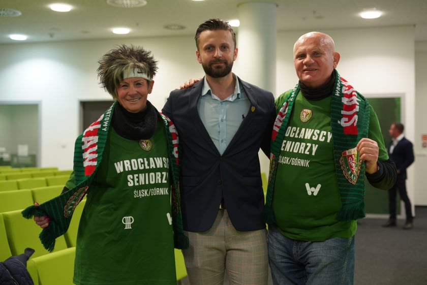 Seniorzy, nauczyciele i studenci na meczu Śląsk - Górnik