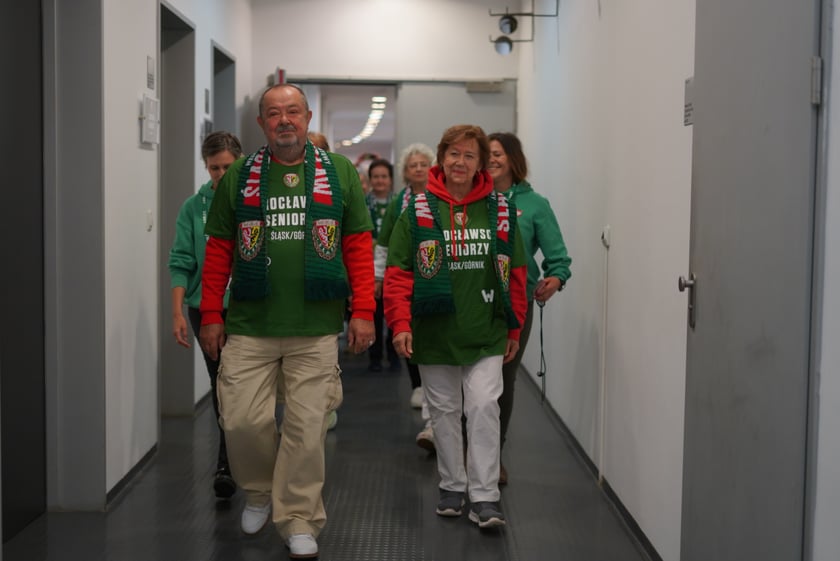 Seniorzy, nauczyciele i studenci na meczu Śląsk - Górnik