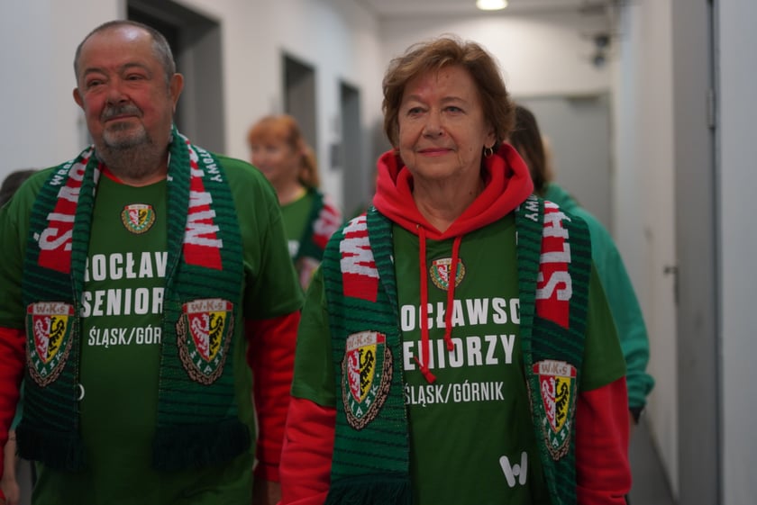 Seniorzy, nauczyciele i studenci na meczu Śląsk - Górnik