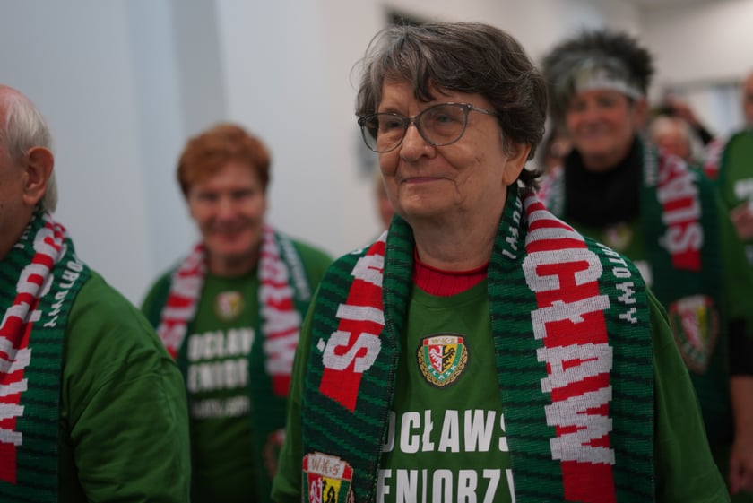 Seniorzy, nauczyciele i studenci na meczu Śląsk - Górnik