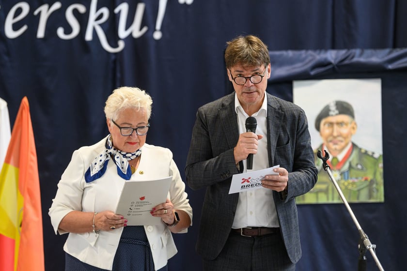 Uroczystości nadania imienia Szkole Podstawowej nr 4 we Wrocławiu &ndash; Paul Depla, burmistrz Bredy oraz Bożena Rijnbout-Sawicka z Fundacji Serce Polski w Bredzie