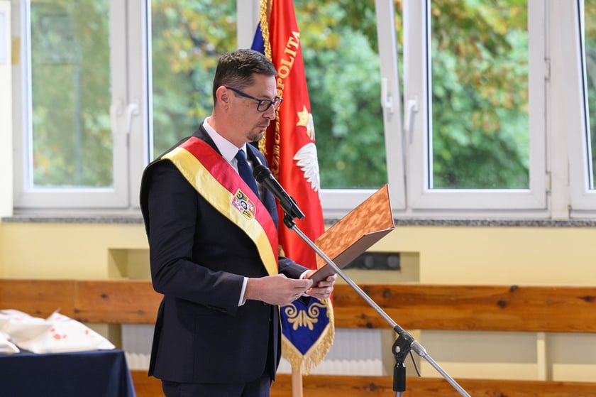 Uroczystości nadania imienia Szkole Podstawowej nr 4 we Wrocławiu &ndash; Sergiusz Kmiecik, przewodniczący Rady Miejskiej Wrocławia