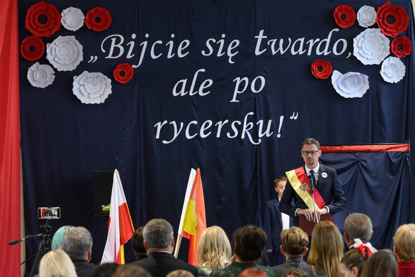Uroczystości nadania imienia Szkole Podstawowej nr 4 we Wrocławiu &ndash; Sergiusz Kmiecik, przewodniczący Rady Miejskiej Wrocławia