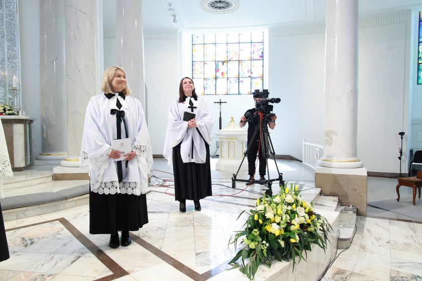 Przynależność do tego Kościoła protestanckiego zadeklarowało 2256 os&oacute;b, czyli 0,08 procent Dolnoślązak&oacute;w.&nbsp;
Świątynia luteran&oacute;w we Wrocławiu jest na ulicy Kazimierza Wiellkiego. Służy w niej tr&oacute;jka księży, w tym Marta Zachraj-Mikołajczyk (na zdjęciu, brunetka) i jej mąż.
Marta Zachraj-Mikołajczyk została ordynowana na księdza&nbsp;7 maja 2022 roku w Warszawie przez biskupa Kościoła ewangelicko-augsburskiego w Polsce, wraz z 8 innymi kobietami, w tym Izabelą Sikorą ze Szczecina (blondynka). Była to pierwsza ordynacja kobiet w naszym kraju.
&nbsp;
&nbsp;